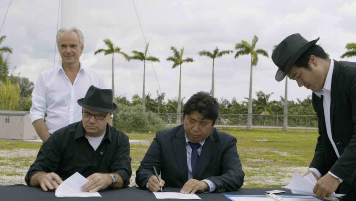 Looop Signing photo2.JPG